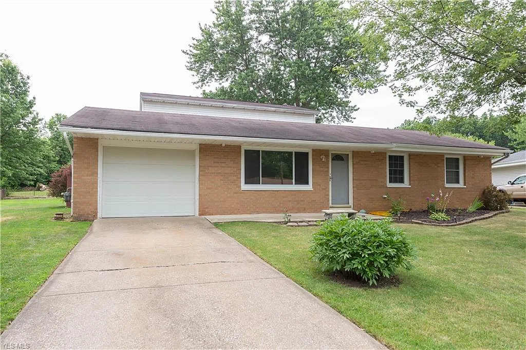 4647 Hollyview Dr photo 1