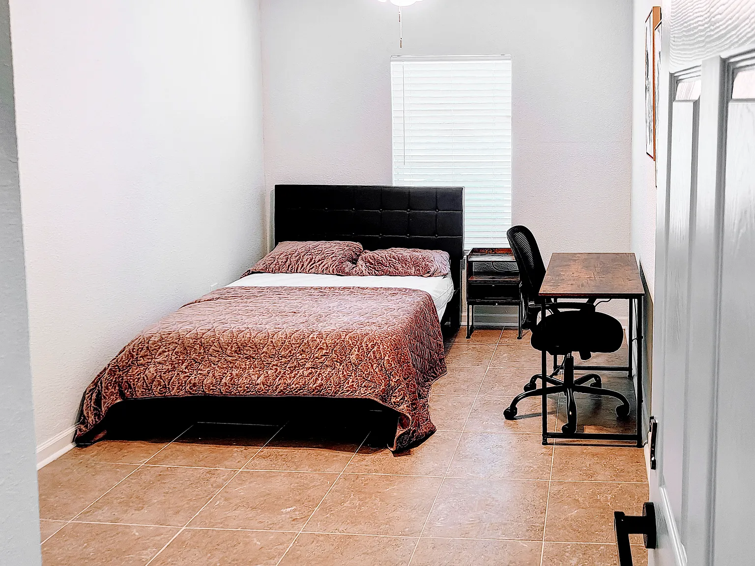 4 bed, 2.0 bath, 1862 sqft, $706 — Photo 1