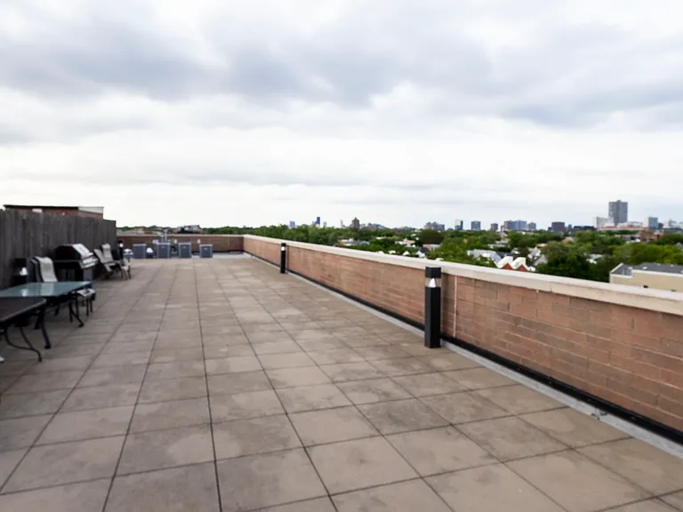 Rooftop hold brilliant views of Lakeview. Outdoor grilling in the summer is why you moved to Chicago!