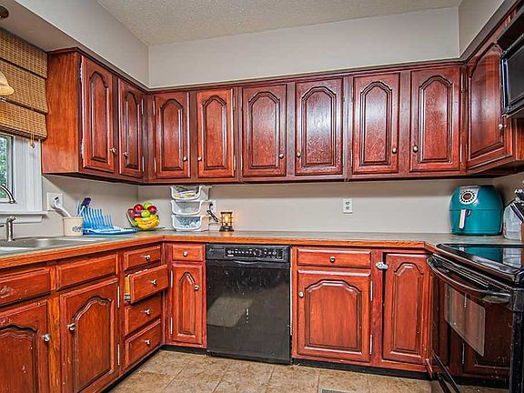 5th image of 631 S Concord Dr