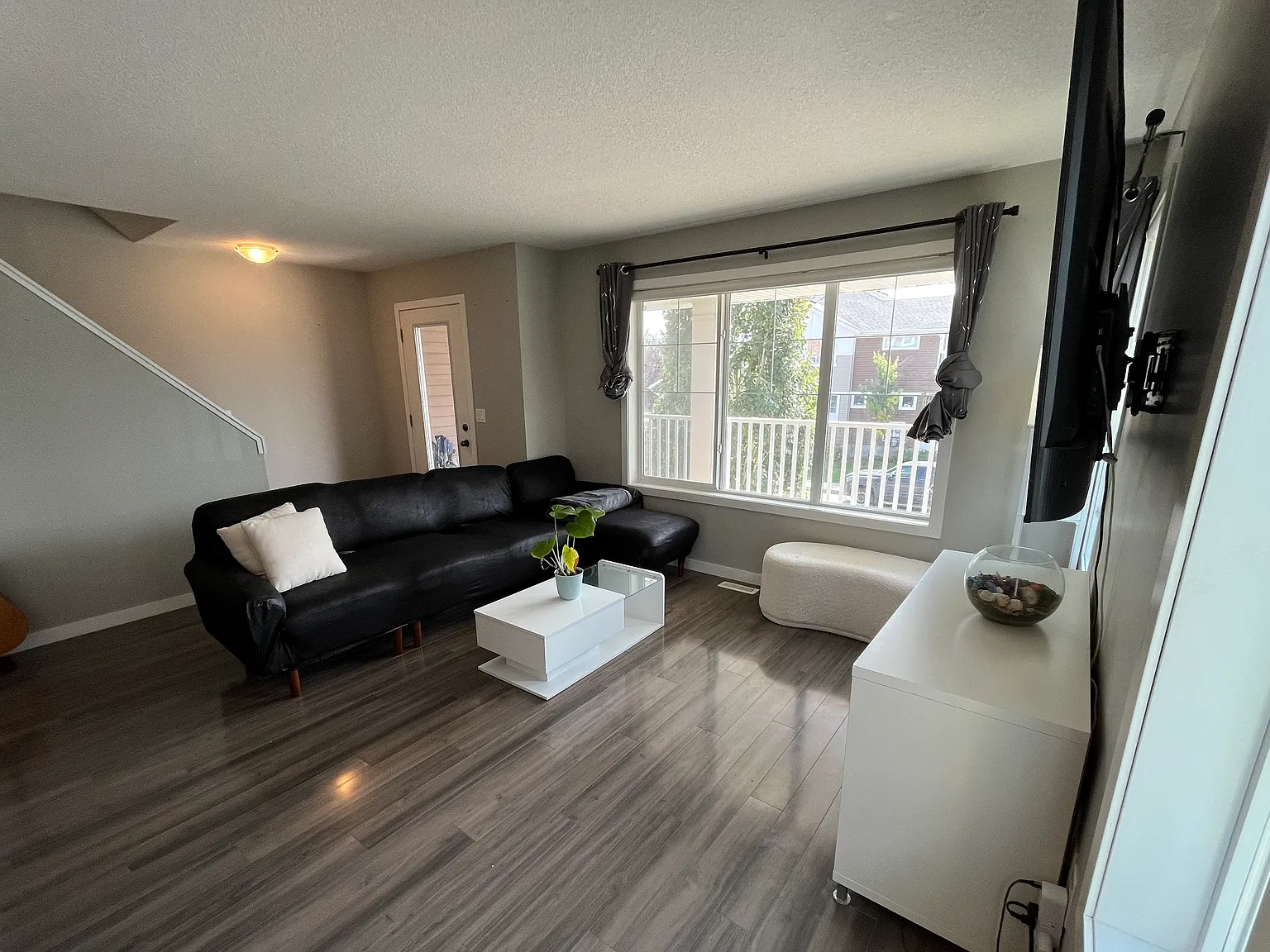3 bed, 1000 sqft, $2,100 — Photo 2