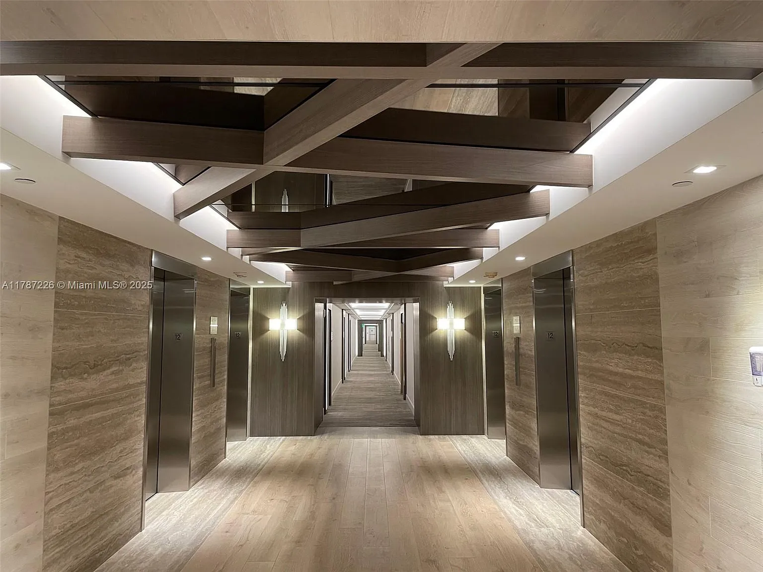 Roney Palace Condo — Photo 2