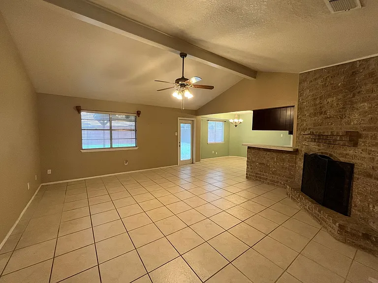 2118 Meadowgrove Dr — Photo 2