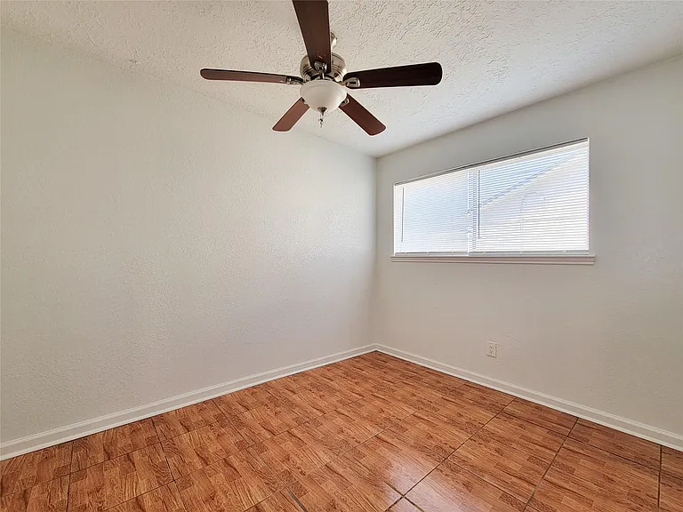409 S Travis St — Photo 27