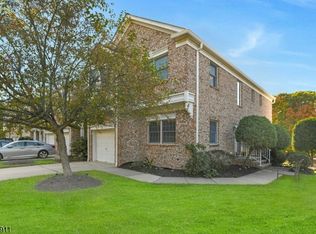 25 Hidden Pond Ct, Raritan, NJ 08869