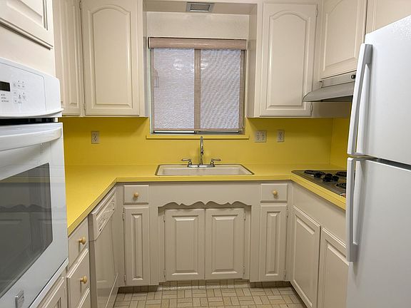 5th image of 643 College St APT A