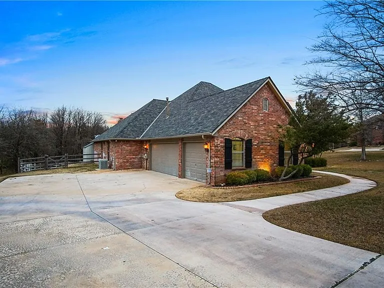 9417 Forest Dale Dr — Photo 2