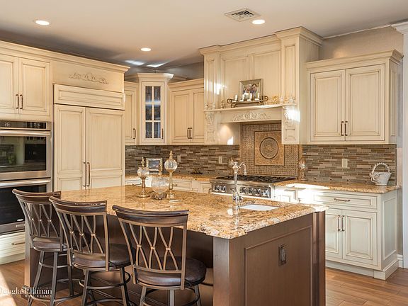 4th image of 4 Marseille Dr
