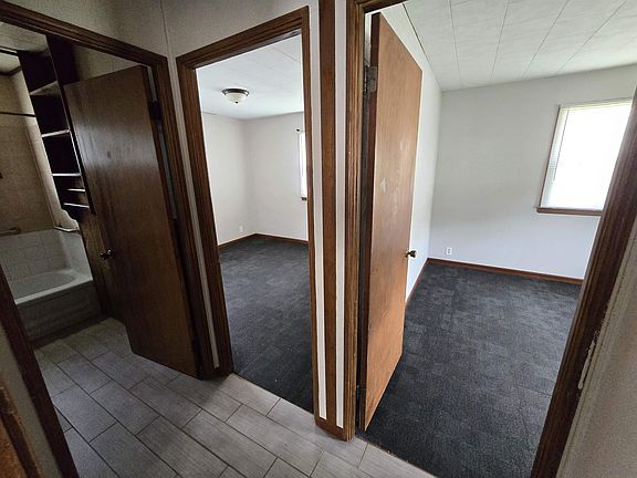 3rd image of 2915 Custer Ave