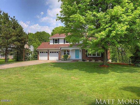 2nd image of 600 Twin Lakes Dr NE