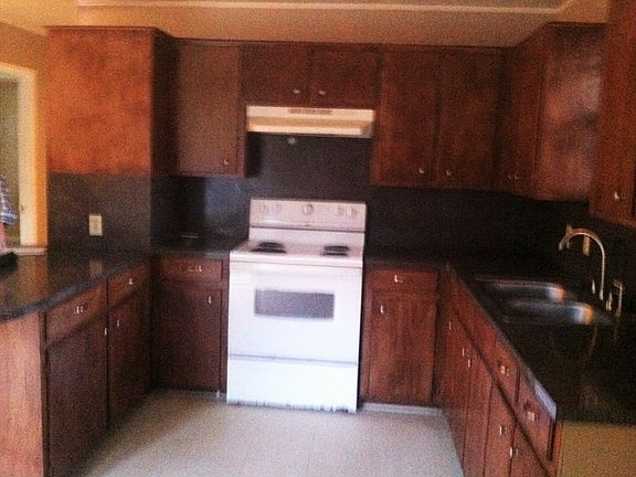 3rd image of 185 Elm St