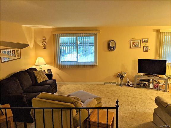 4th image of 25 Pheasant Ln