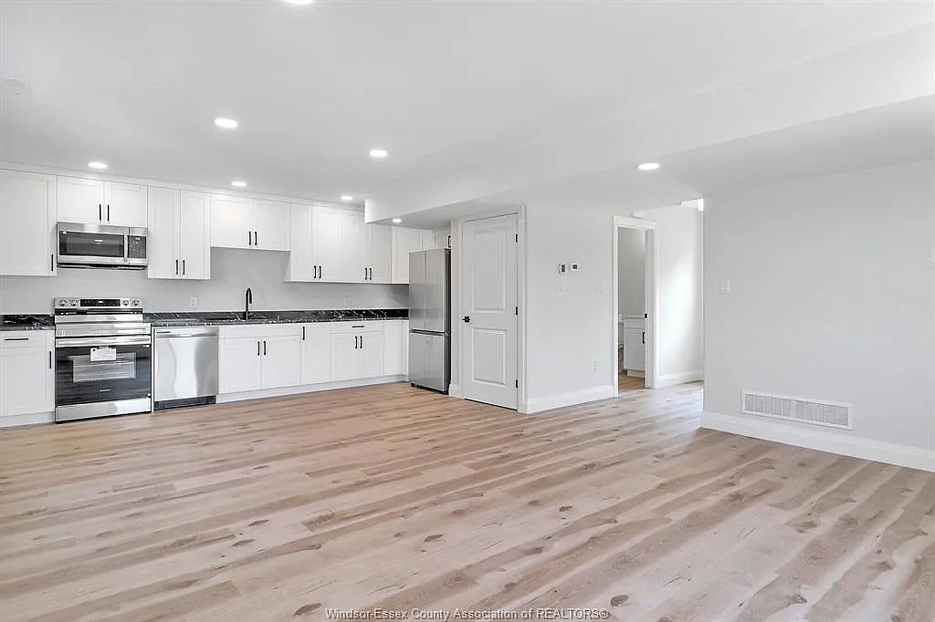 3 bed, 1.5 bath, $2,400 — Photo 3