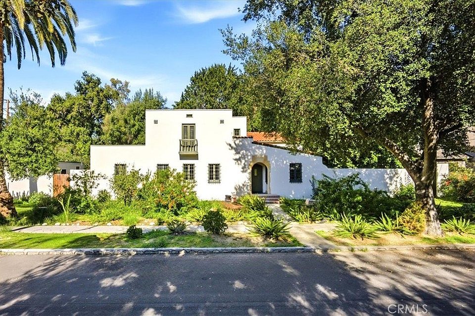 1st image of 489 W 6th St