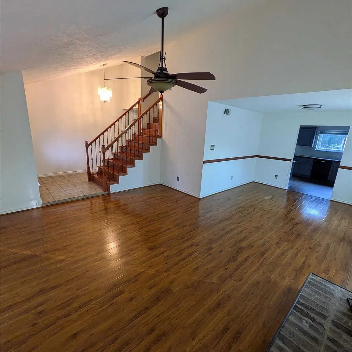 4 bed, 2.5 bath, 2432 sqft, $2,400 — Photo 4