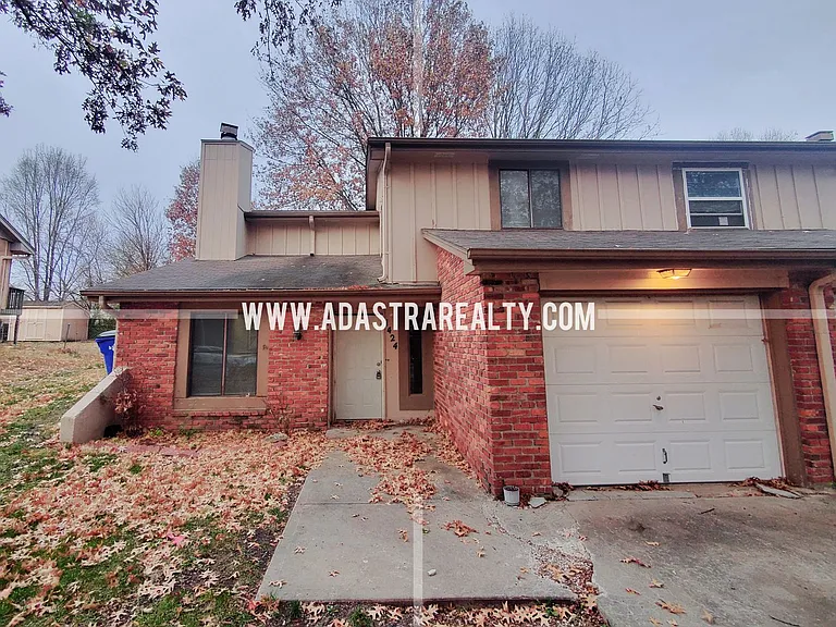 1424 E Willow Dr — Photo 1