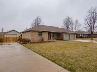 271 S Oak Grove St, Marshfield, MO 65706