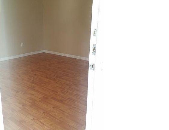 4th image of 901 Dutch St