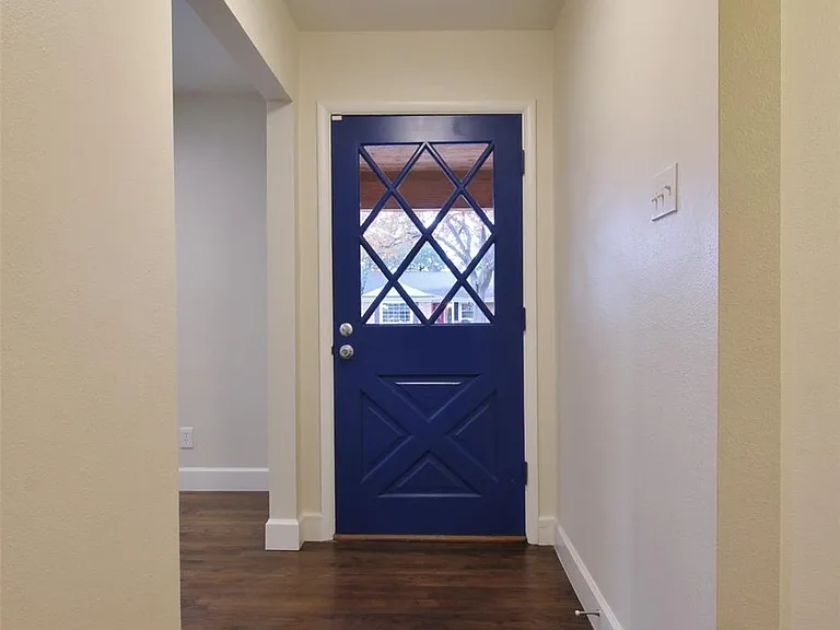 717 Greenleaf Dr — Photo 4