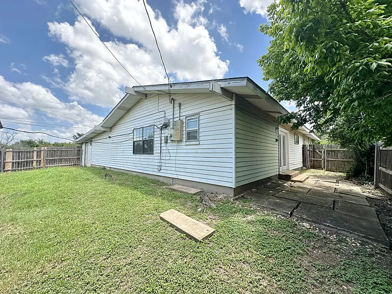 1801 Glendale Dr — Photo 32