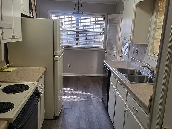3rd image of 3323 Fox Chase Dr