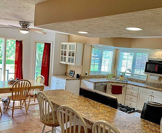 4th image of 40 Knollwood Dr