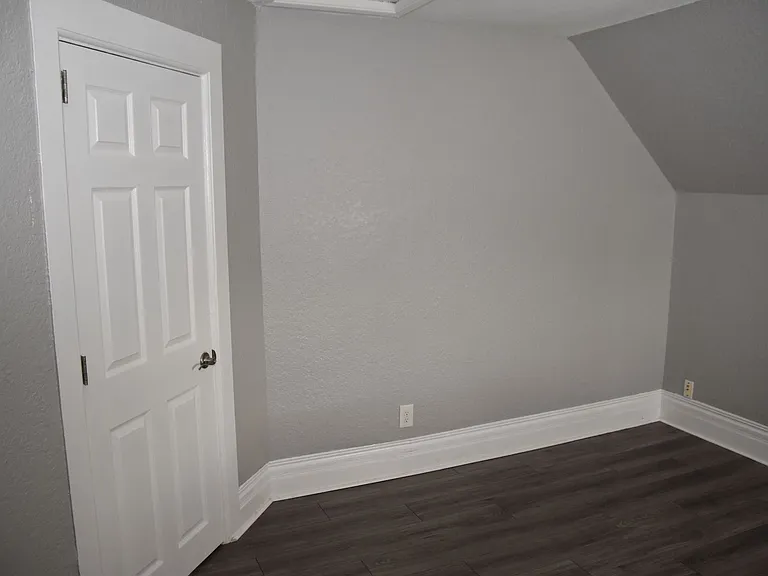 906 S J St — Photo 13
