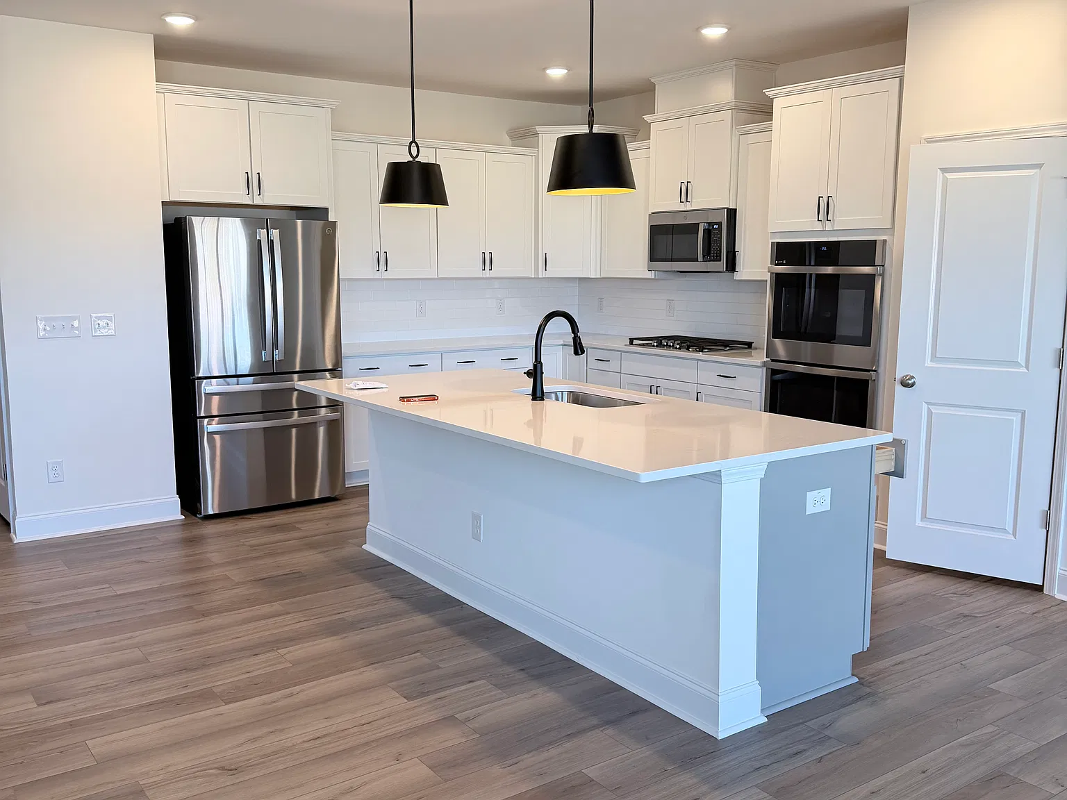 4 bed, 2375 sqft, $2,500 — Photo 2