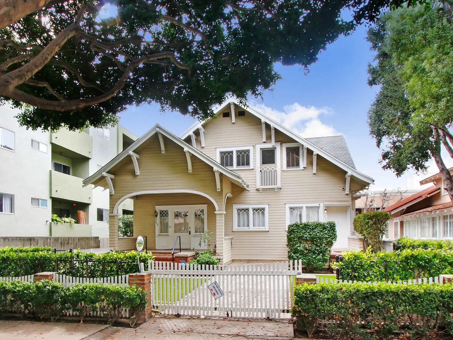 Remodeled lower studio unit on 2nd St, steps to Montana Ave and the beach! Upgraded floors and ap... — Photo 1