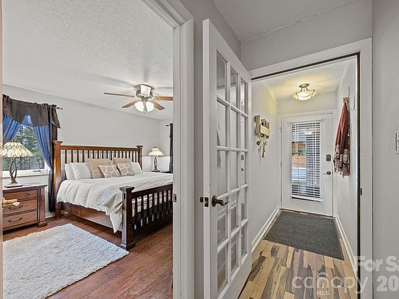 3rd image of 501 Woodfield Dr