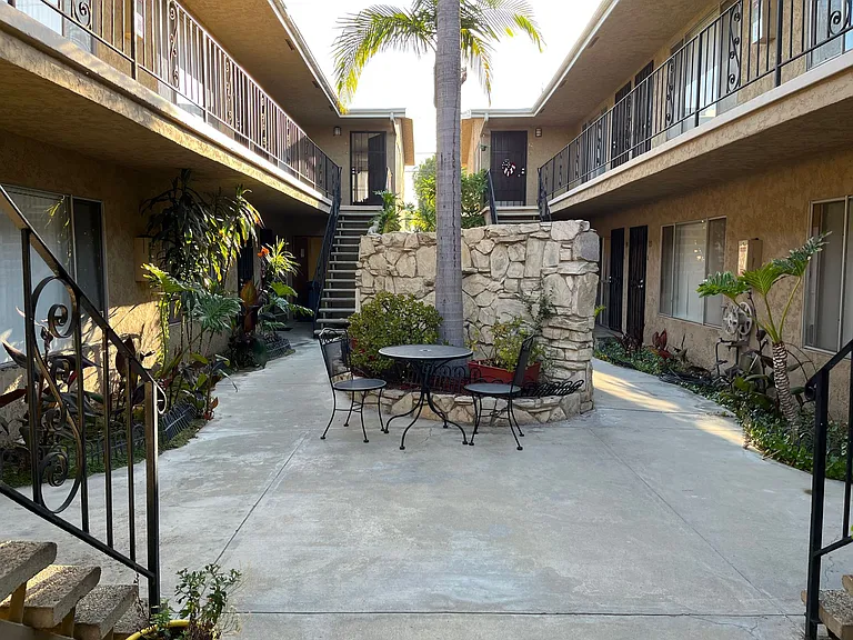 915 Coronado Ave — Photo 3