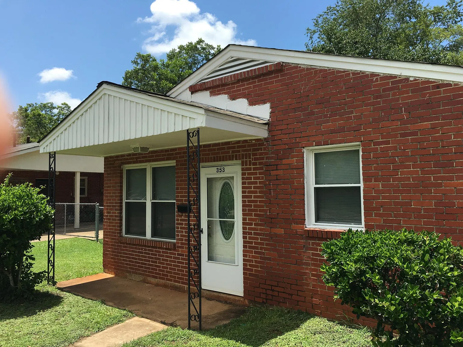 3 bed, 900 sqft, $985 — Photo 1