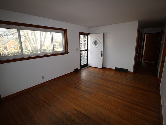 3rd image of 7724 Carnation Dr