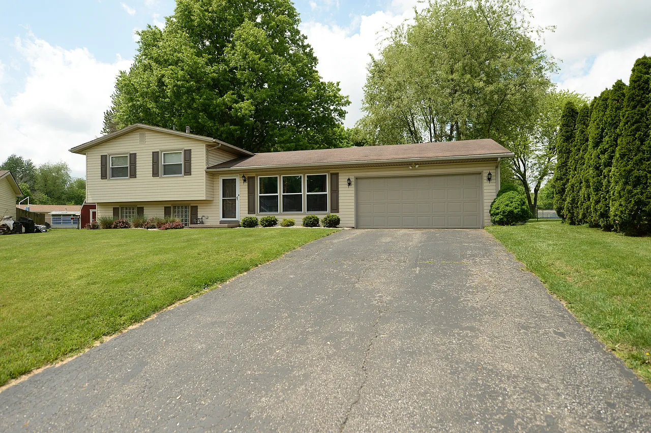 1609 Sweet Briar Cir NW photo 1