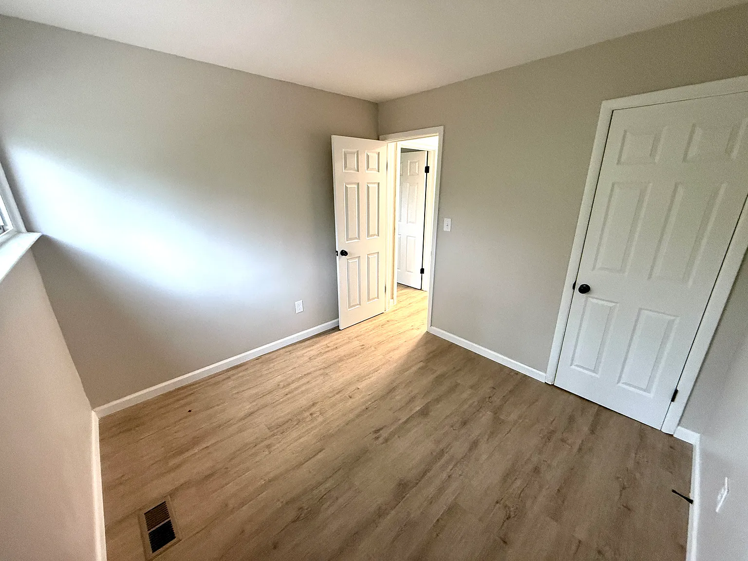 3 bed, 972 sqft, $1,200 — Photo 3