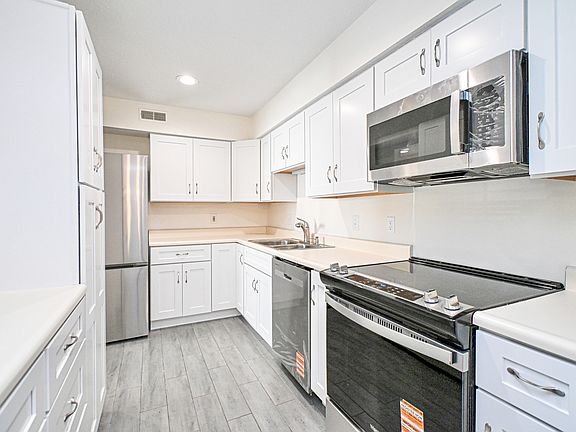 5th image of 3021 Stratford Ct #1