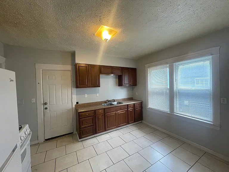 11412 Headley Ave — Photo 5