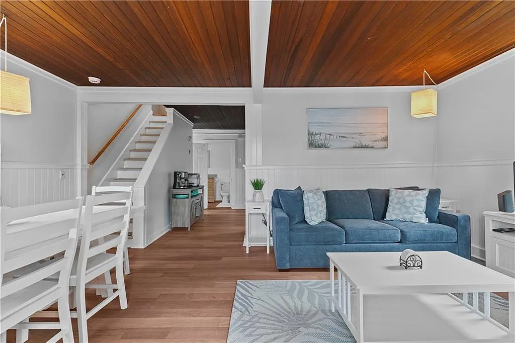 3 bed, 2.0 bath, 1320 sqft, $3,400 — Photo 1