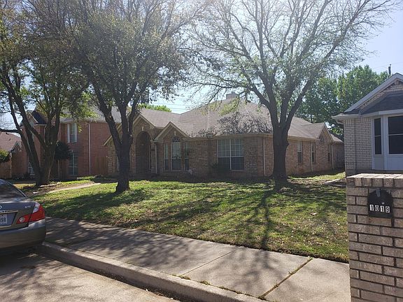 3rd image of 1017 Essex Dr