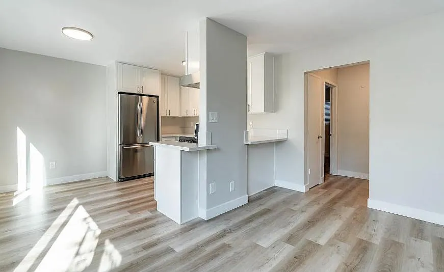 2 bed, 880 sqft, $3,295 — Photo 3