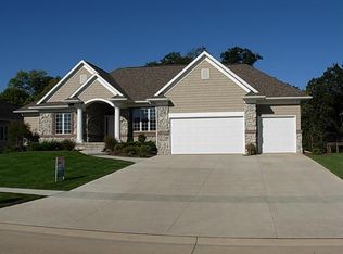 515 Landau St, Robins, IA 52328