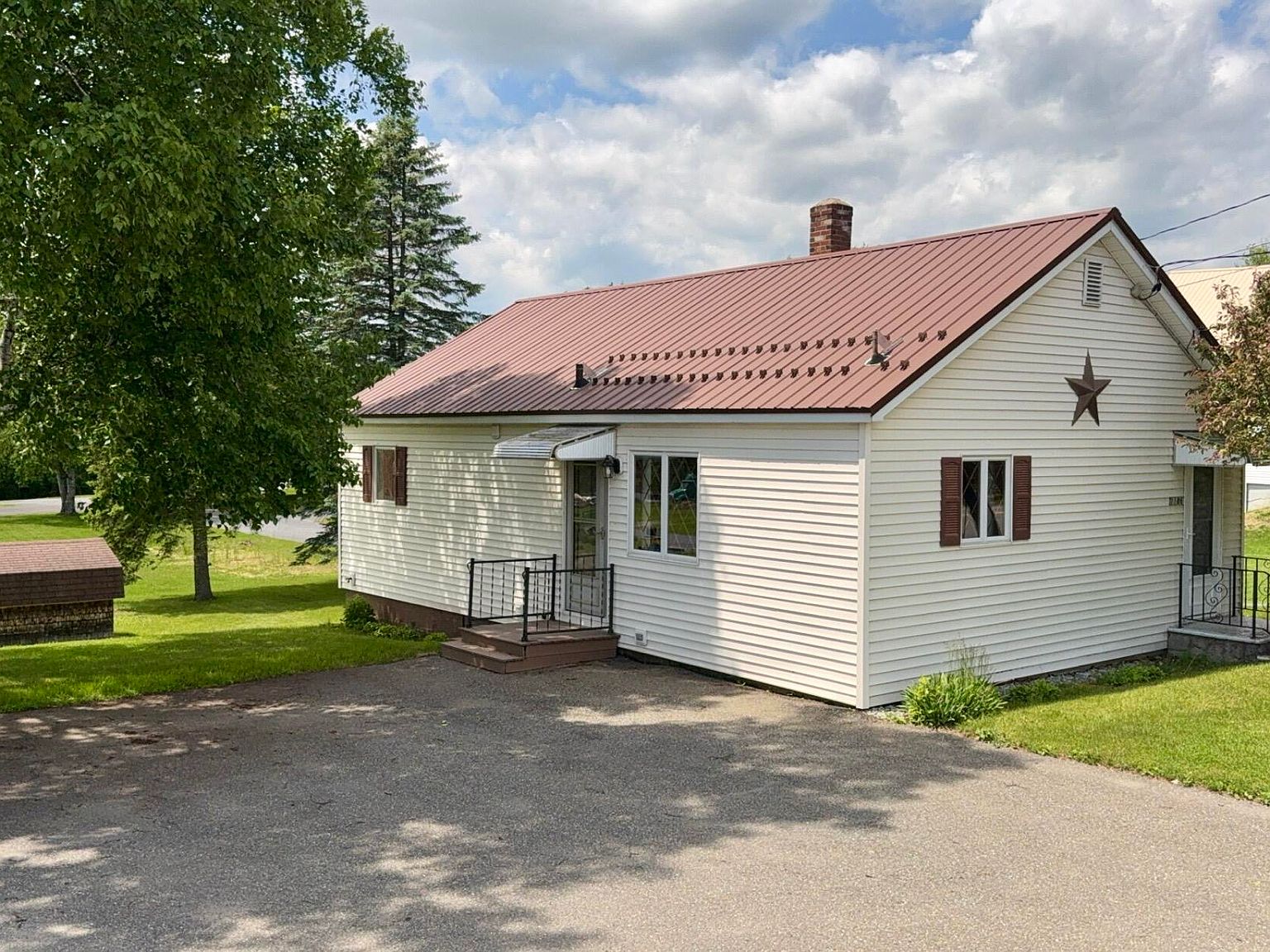 main story メインストーリー 1186 Main Street, Washburn, ME 04786 | Zillow