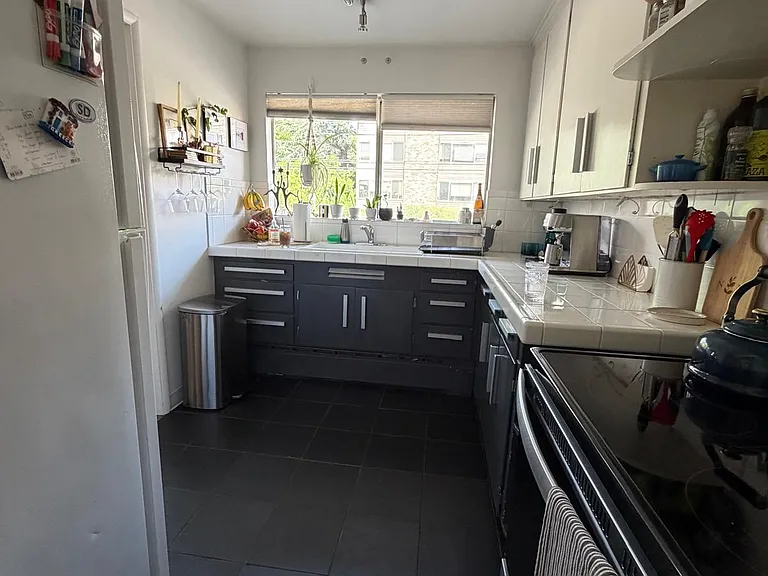 Kitchen appliances: stove/oven + fridge+freezer, no dishwasher