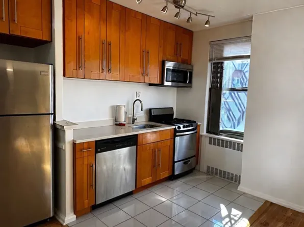 67-40 Yellowstone Boulevard image 3 of 11