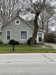708 S Main St, Kouts, IN, 46347