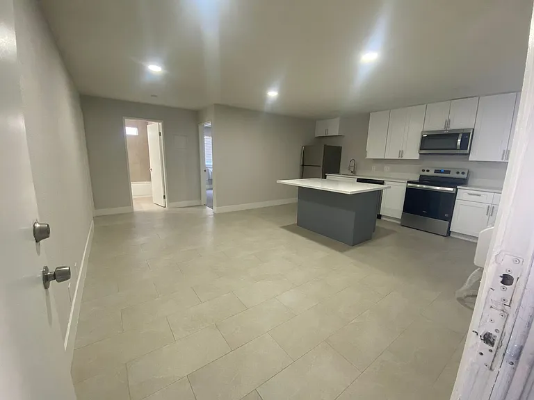 1509 E Harmon Ave — Photo 26