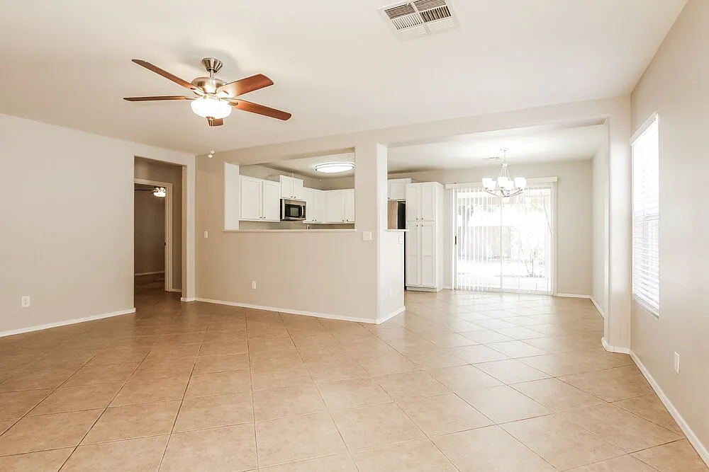 3 bed, 2.0 bath, 1261 sqft, $1,955 — Photo 3