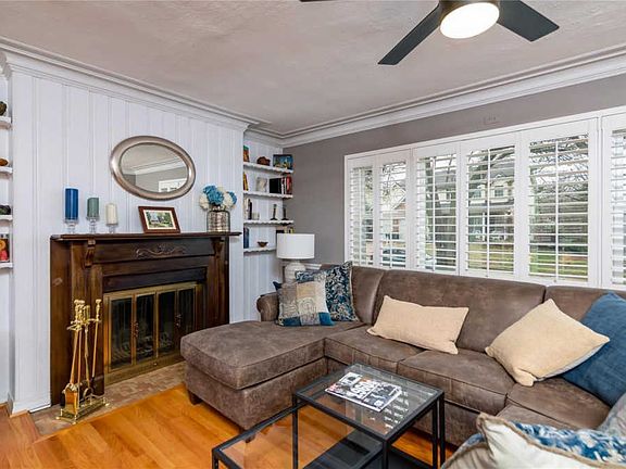 3rd image of 44 Thorncliff Ln