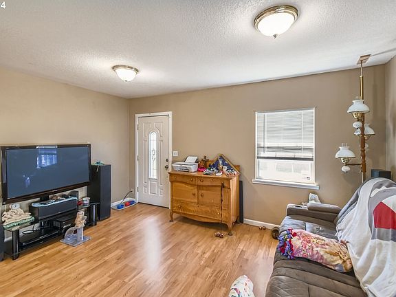 3rd image of 2202 W 31st St