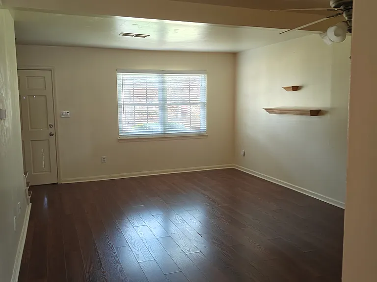 8816 Hunter Ridge Dr — Photo 2